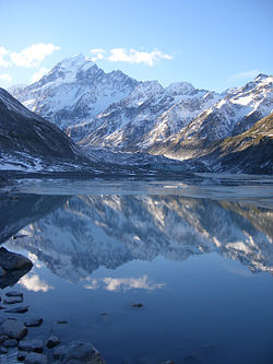 Vue de l'Aoraki/mont Cook avec le lac de fonte du glacier Tasman au premier plan.