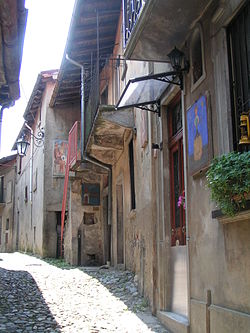 Une voie d'Arcumeggia, dite  "Voie des Élèves", où sont exposées les œuvres des élèves des Écoles des Beaux Arts