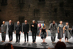 Josef Nadj (au centre), lors d'une représentation d'Asobu au Festival d'Avignon en 2006.