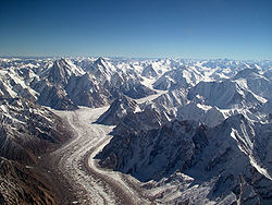 Vue aérienne du glacier en direction de l'est.