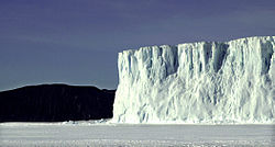 Le front du glacier Barne (30 mètres de hauteur)