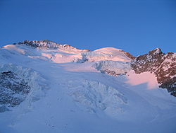 Face Nord de la Barre des Écrins et son Dôme (à droite). Vue du glacier Blanc.