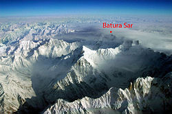 Vue aérienne d'une partie du massif du Batura Muztagh, depuis le sud-est, et localisation du Batura Sar.