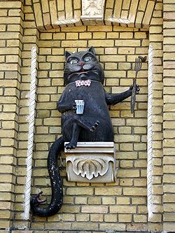 Sculpture du chat Béhémoth, personnage du roman Le Maître et Marguerite, sur un mur de la Descente Saint-André, à Kiev.