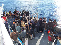 Récupération d'immigrés clandestins au large de Lampedusa par la marine italienne en 2006