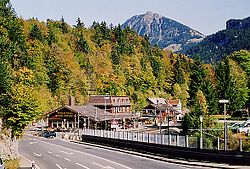 Brünig Passhoehe mit Bahnhof.jpg