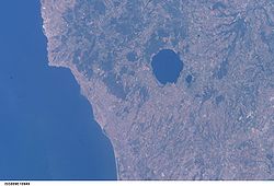 Image satellite de la région des monts Sabatins (la zone circulaire plus sombre est le lac de Bracciano et la plus petite au sud-est est le lac de Martignano.