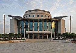 Façade du nouveau théâtre national.