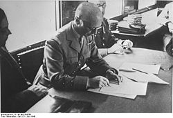 Le général Charles Huntziger signe l'Armistice du 22 juin 1940 au nom de la France dans le wagon de l'Armistice dans la clairière de Rethondes.