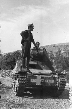 Bundesarchiv Bild 101I-201-1561-23, Balkan, italienischer Panzer.jpg