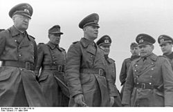 Walther Fischer von Weikersthal (à droite avec des lunettes) dans le Nord de la France avec le General der Infanterie Felix Schwalbe (à gauche avec la Croix de chevalier) et le Generalfeldmarschall Erwin Rommel