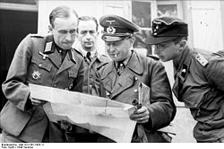 General der Panzertruppe Walter Krüger (au centre) et l'Oberst Heinrich-Walter Bronsart von Schellendorff (à gauche)