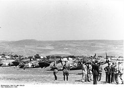 Bundesarchiv Bild 101I-468-1404-26, Italien, Flugzeuge Me 109 auf Feldflugplatz.jpg