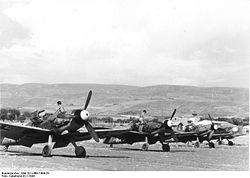 Bundesarchiv Bild 101I-468-1404-28, Italien, Flugzeuge Me 109 auf Feldflugplatz.jpg