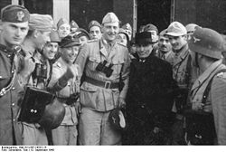 Bundesarchiv Bild 101I-567-1503C-15, Gran Sasso, Mussolini vor Hotel.jpg