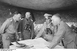 Walther Nehring (à droite), Fritz Bayerlein (à gauche) et Erwin Rommel lors une réunion avant l'attaque de Tobrouk, avril 1942