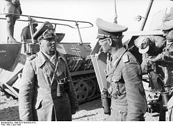 Georg von Bismark (à droite) en discussion avec Erwin Rommel, Afrique du nord, juin 1942.