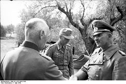 Le général von Arnim (à droite) serrant la main au général von Vaerst, Tunisie mai 1943