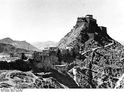 Vue du Chakpori en 1938, avec l'école de médicine tibétaine avant sa destruction en 1959