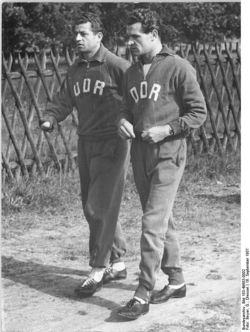 Bundesarchiv Bild 183-49683-0002, DDR-Fußballer Willi Tröger, Kurt Zapf.jpg