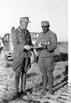 Ludwig Crüwell (à gauche) en compagnie de Fritz Bayerlein (Afrique du nord, janvier 1942)