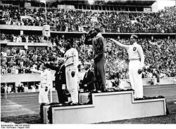 Bundesarchiv Bild 183-G00630, Sommerolympiade, Siegerehrung Weitsprung.jpg