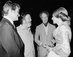 John Cage (deuxième en partant de la gauche) avec Merce Cunningham (à sa gauche) en 1972