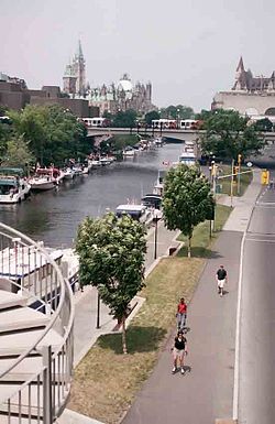 Le canal Rideau à Ottawa, avec l'Édifice du Parlement en arrière plan