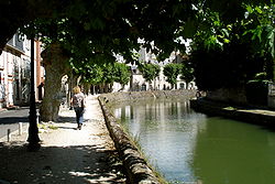 Canal in Montargis.jpg