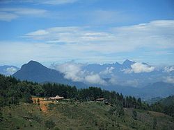 Le Cerro Bravo, à gauche.