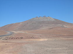 Vue du Cerro Paranal avec le VLT à son sommet.