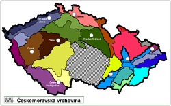Carte des monts de Bohême-Moravie (en gris hachuré) au sein du Système géomorphologique de la République tchèque.