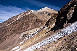 Le sommet (à gauche) et la voie d'accès via le mont Fatima