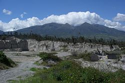 Vue d'une partie du complexe volcanique de Chachimbiro depuis le sud.