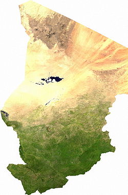 Image satellite du Tchad avec le massif du Tibesti en marron au nord traversant la frontière vers la Libye.