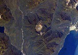 Vue satellite du volcan, avec la ville de Chaitén à droite.
