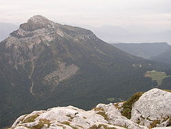 Chamechaude depuis le sommet du Charmant Som. La partie rocheuse dans la forêt est le Grand Ravin.