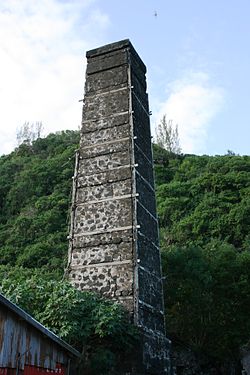 Vue de la cheminée Le Piton avec en arrière-plan, la surplombant, le versant occidental du piton Babet.