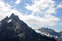 Vue d’avion du cerro Cinco Hermanos (à droite du mont Olivia au premier plan).