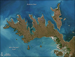 Image satellite de la péninsule de Cobourg montrant le détroit de Bowen.