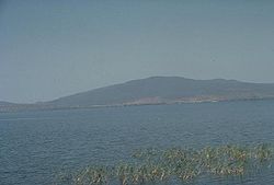 Vue partielle du Corbetti avec le lac Awasa remplissant partiellement la caldeira et au dernier plan le Chabbi, un stratovolcan s'élevant sur le rebord Nord de la caldeira.