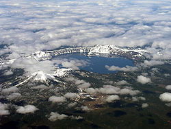 Le mont Mazama a fait éruption pour donner place à une caldeira, devenue Crater Lake.