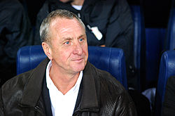 Cruyff a la banqueta del Camp Nou.jpg