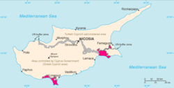 Carte de Chypre présentant le territoire de la République de Chypre et celui des bases britanniques (en pourpre) ; la ligne verte de démarcation est également visible en gris.