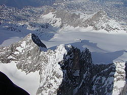 Vue aérienne du Niederer Dachstein (gauche), Hoher Dachstein (droite) et du Gjaidstein (arrière plan)