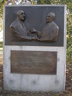 Monument représentant Charles de Gaulle et Konrad Adenauer
