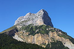 Vue de la Dent de Crolles depuis la montée vers le col du Coq (sud).