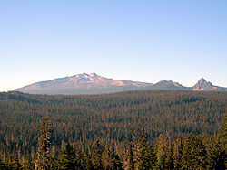 Vue de Diamond Peak et du mont Yoran à sa droite.