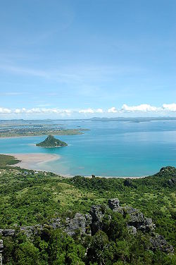 La baie de Diégo-Suarez avec le Pain de Sucre, vue du mont des Français.
