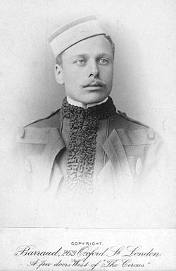 Portrait en studio de Douglas Haig, âgé de 23 ans, en habit de hussard, en 1885 après qu'il eut rejoint le 7e régiment des Hussards de la reine en février 1885